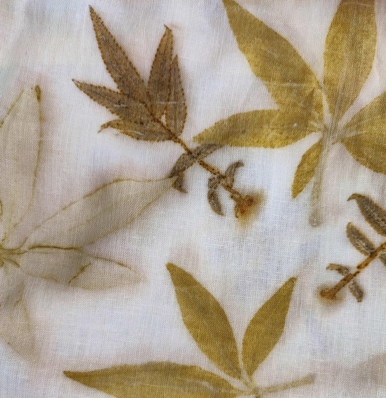 Detalle de una camisa de lino con impresión botánica - ECO print